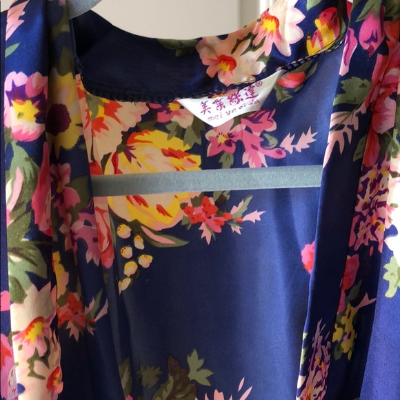 Robe - Picture 2 of 3